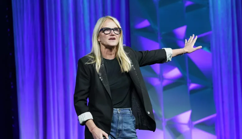 Mel Robbins, experta en desarrollo personal: «Eres el héroe de tu propia historia. Si no hicieses lo que haces actualmente, ¿qué harías?»